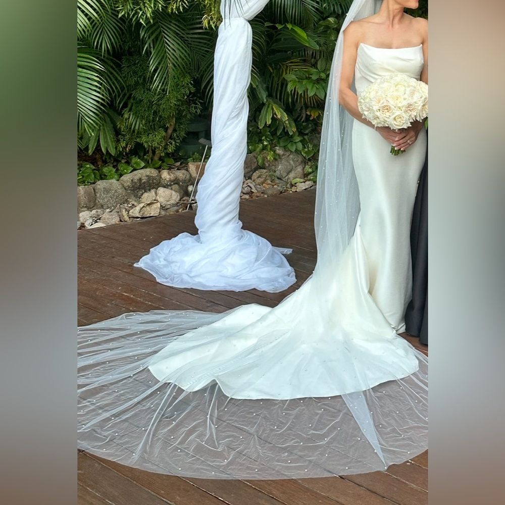 Cathedral length pearl veil